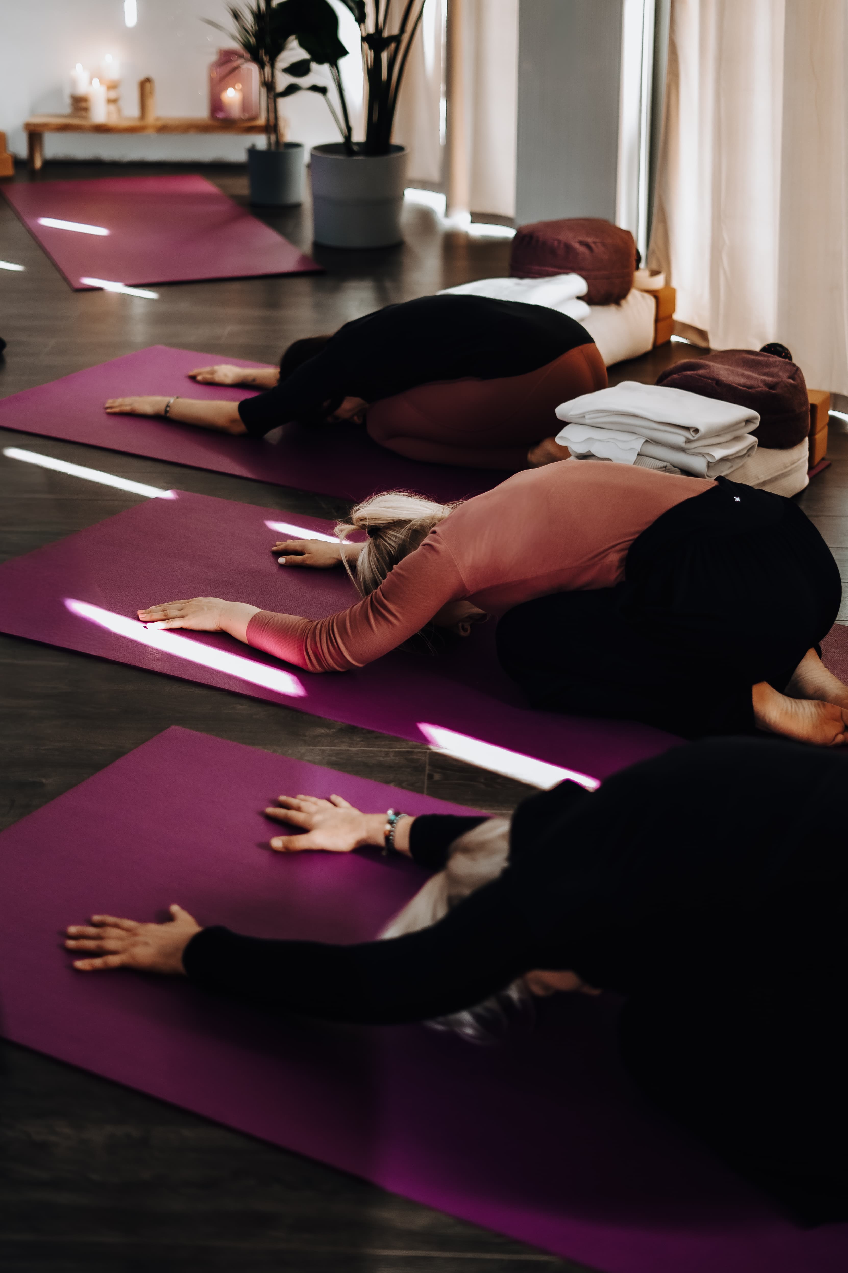 Yoga-Kurs im Studio im Moment – Gruppe in Balasana